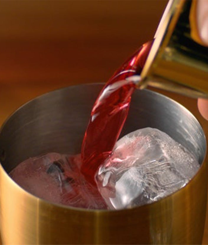 Agrega a la coctelera