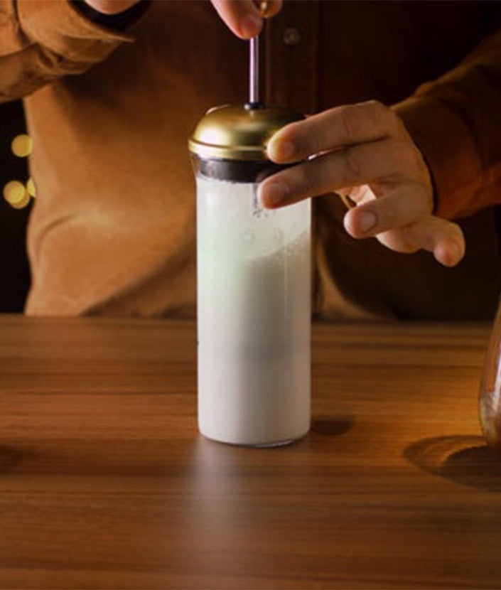 Espuma la leche de avena con canela hasta que doble su tamaño.
