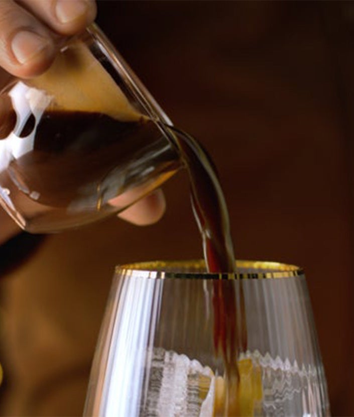 Añade el café al vaso con hielo.
