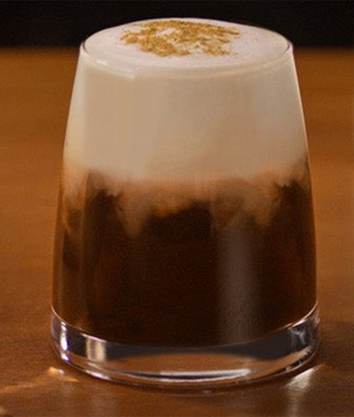 Vierte la espuma sobre el café y espolvorea con canela en polvo