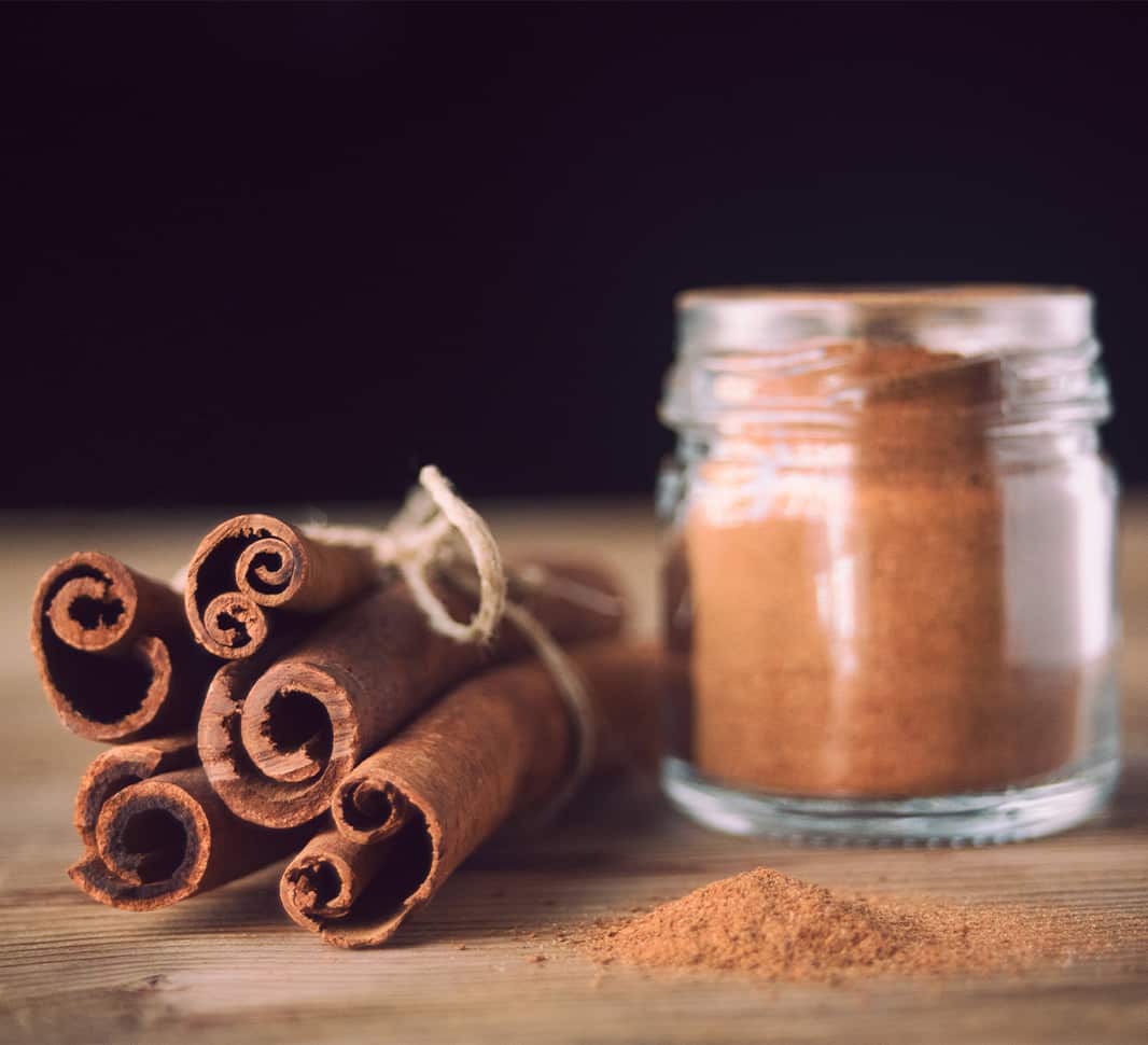 Canela entera y frasco con canela en polvo