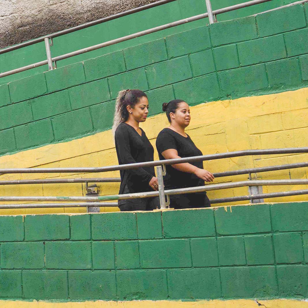 Mujeres cafeteras caminando en Brasil