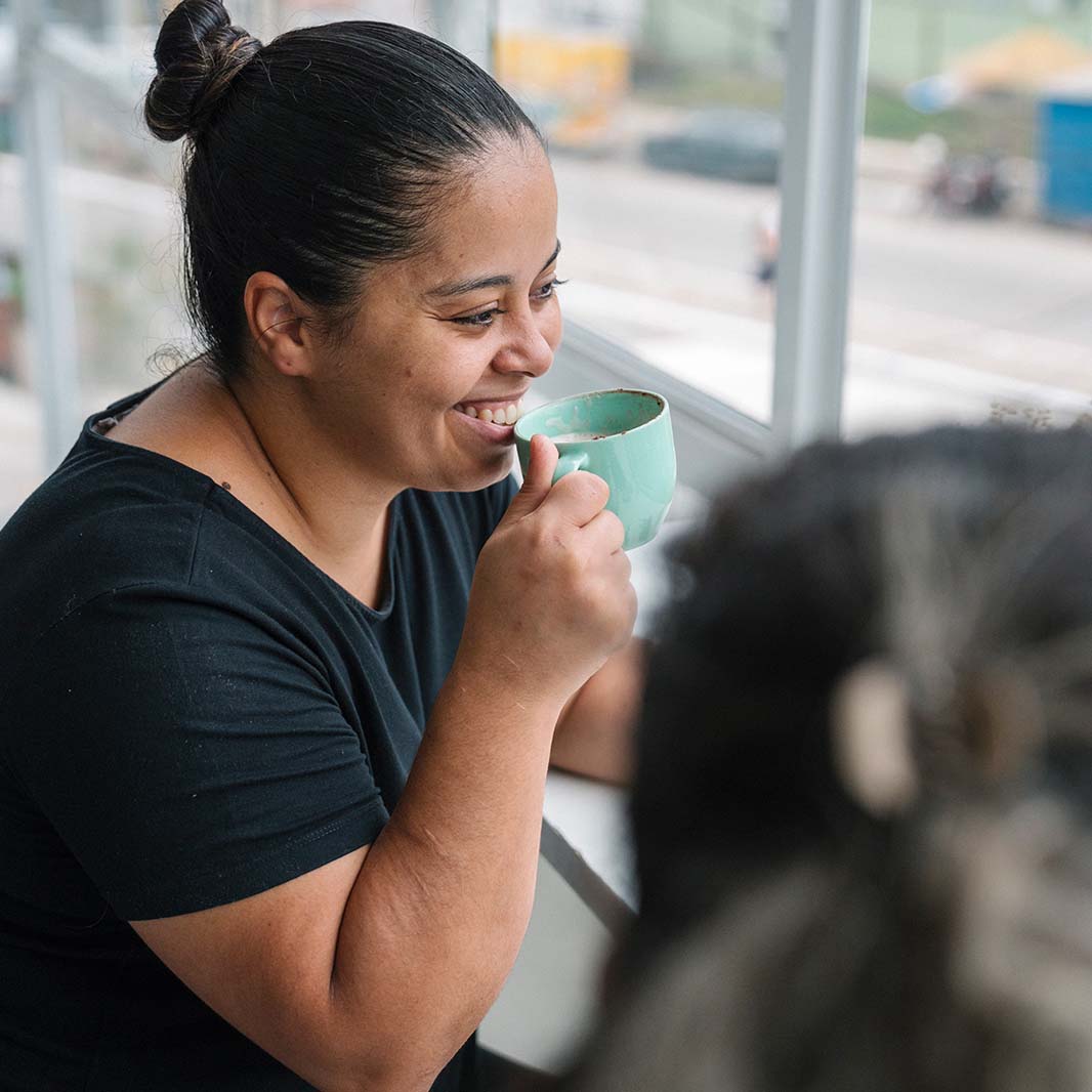 Mujer bebiendo café