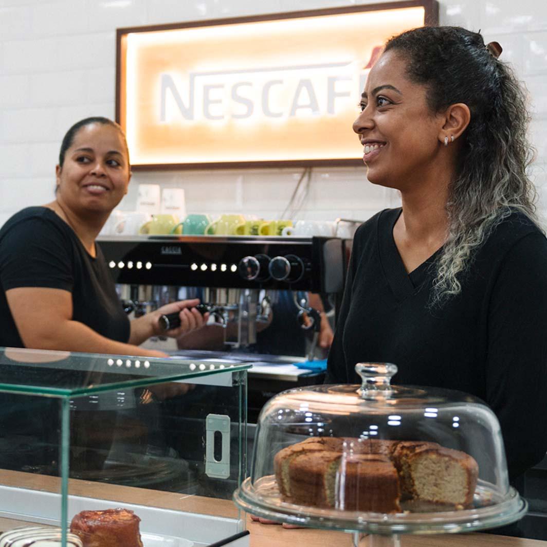 Mujeres emprendedoras en el café
