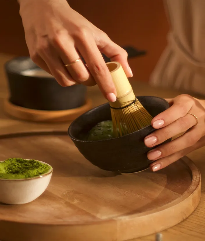 Persona preparando pasta de matcha