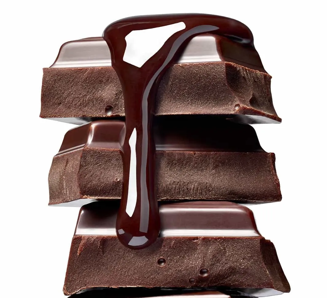 Trozos de chocolate con salsa de chocolate