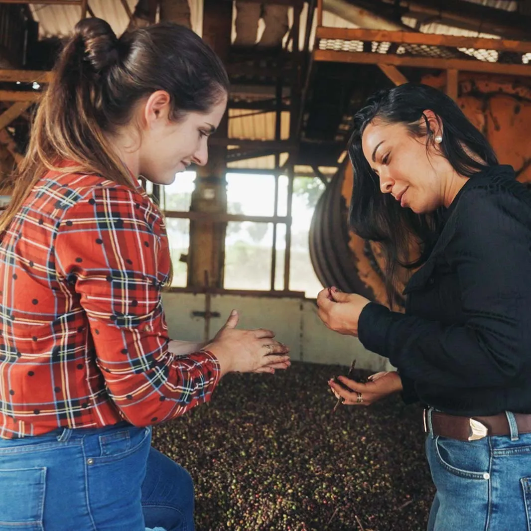 Caficultora trabajando con agrónomos