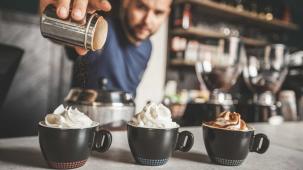 Persona sirviendo un café con sabor