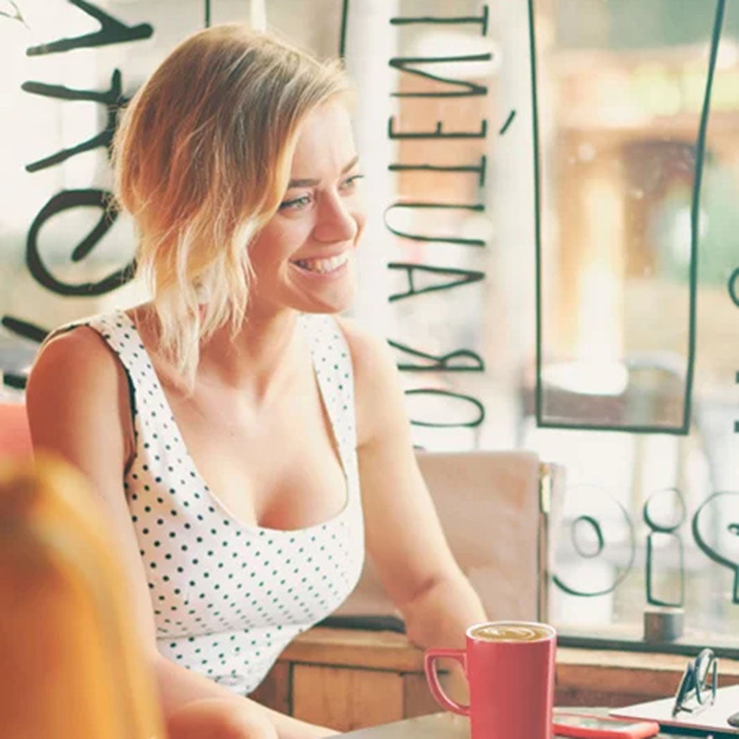 Centennial-sonriente-en-una-cafetería