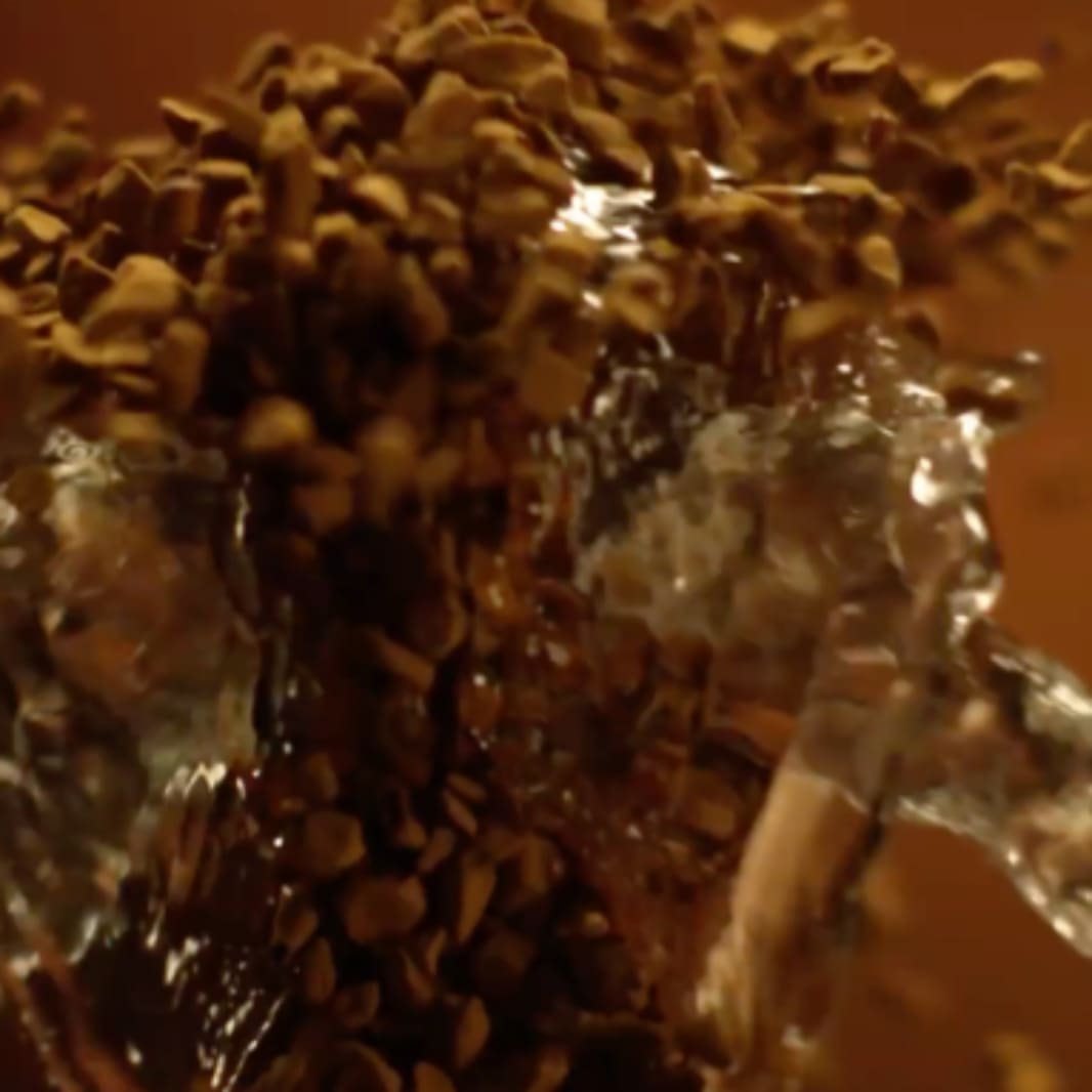 añadiendo agua al café instantaneo
