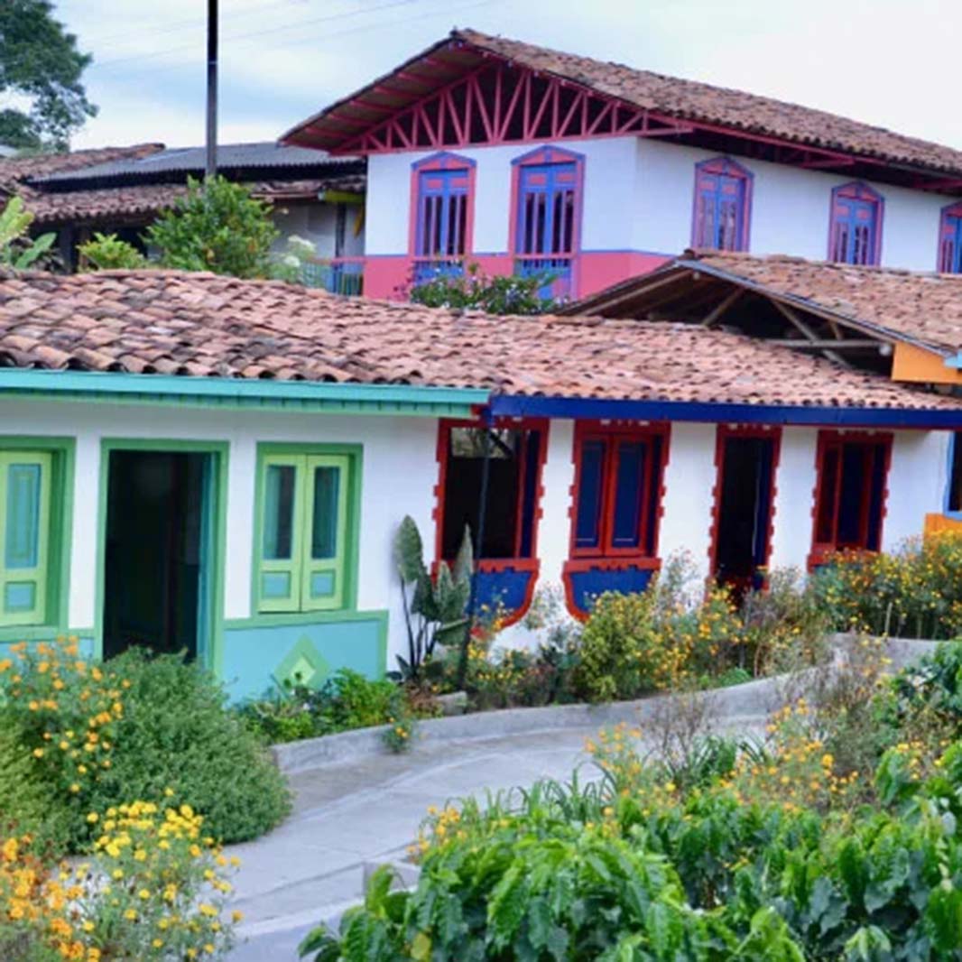 Mobile_varias-haciendas-de-colores-rodeadas-de-cafetales
