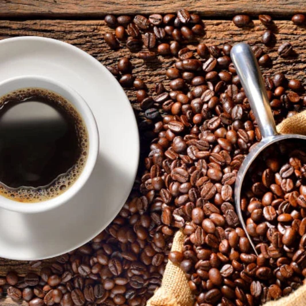 cafe en taza y granos de cafe