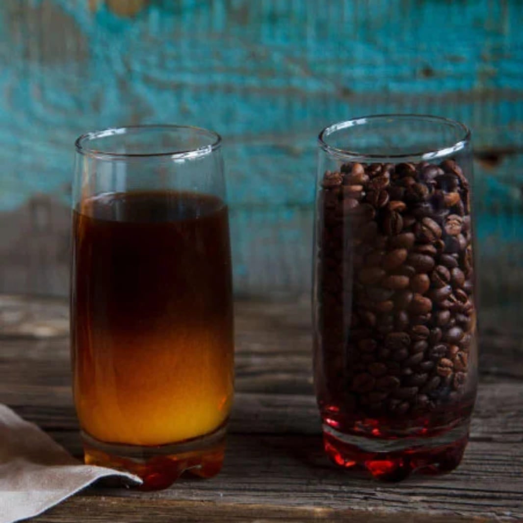 vasos-con-naranjas-cafe-en-grano-y-combinado