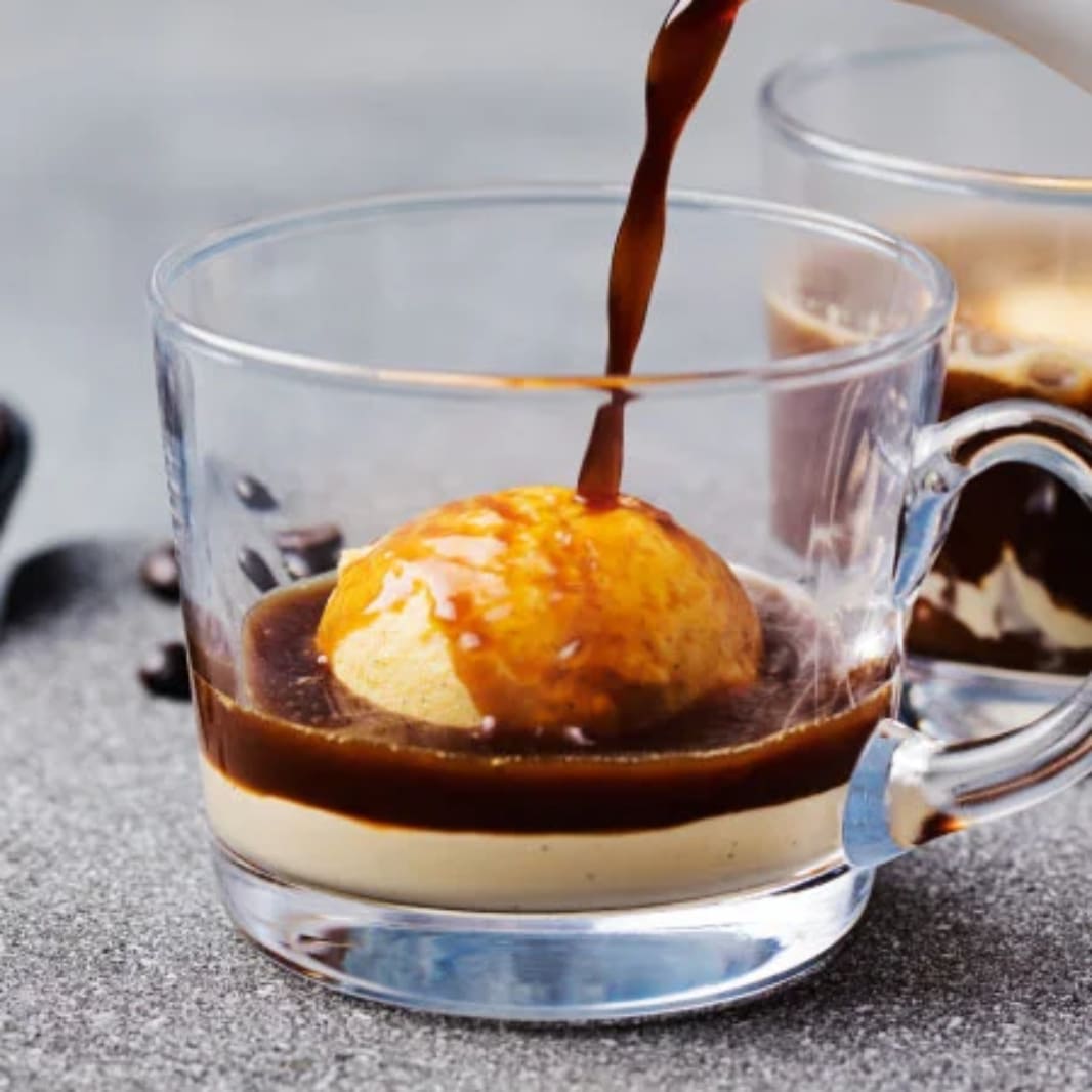 Taza con helado mientras se le sirve cafe encima