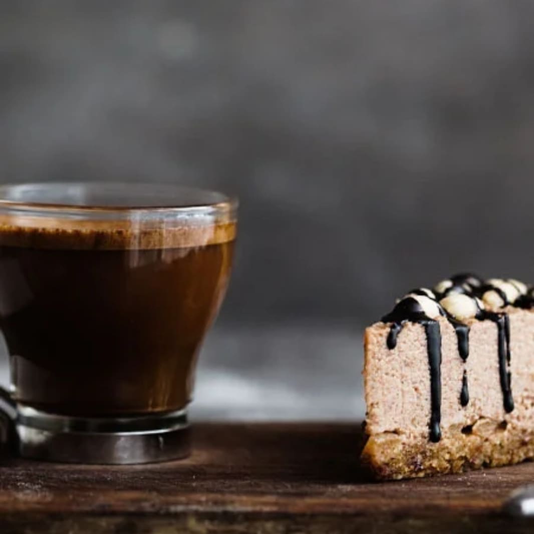 cafe-en-vaso-de-vidrio-y-torta-de-cafe