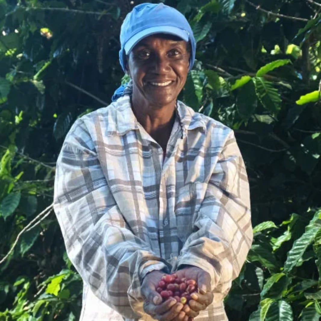mujer africana con cafe en las manos