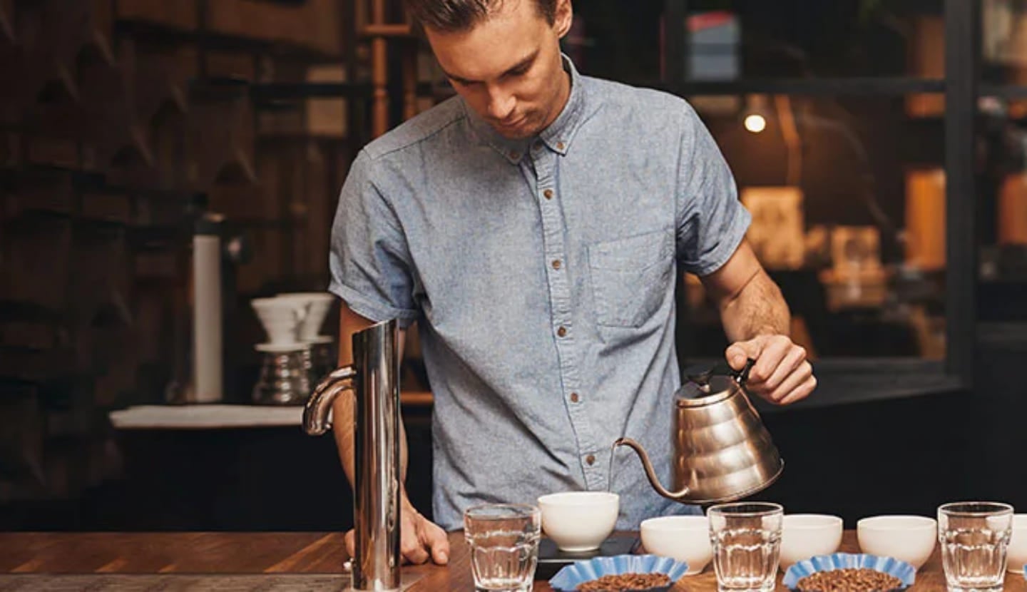 hombre oliendo taza blanca con cafe desktop