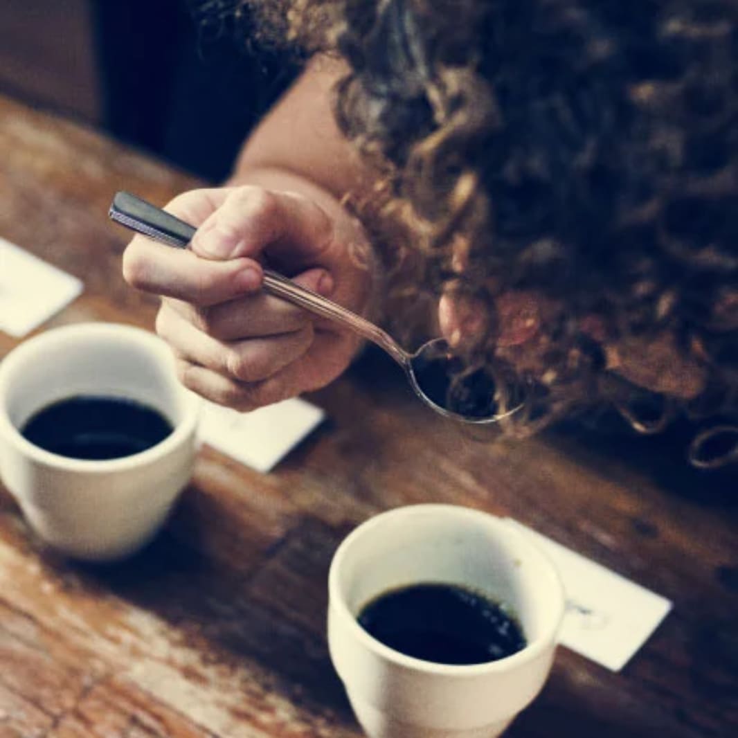 mesa con infusión y granos de cafe en recipientes
