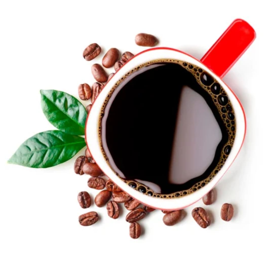 Taza de café con granos al rededor