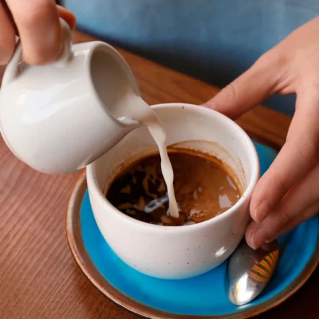 Café y leche de almendras para un día distinto