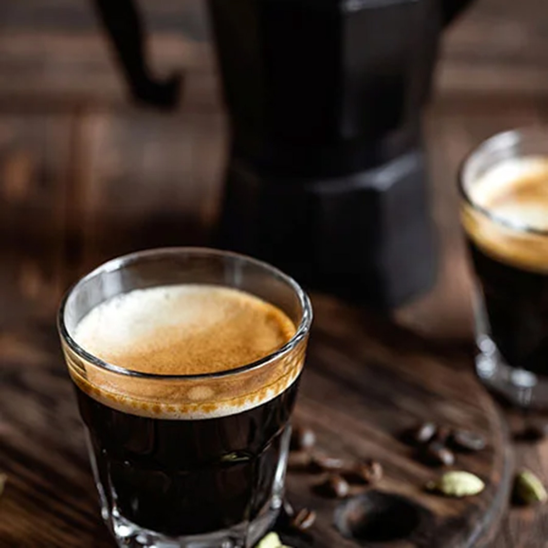 Café americano sobre una mesa de madera