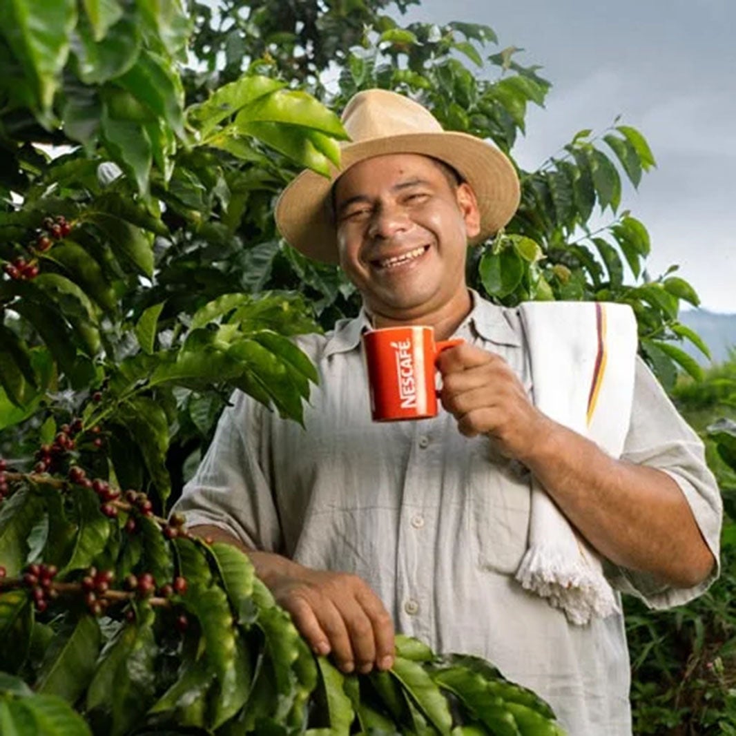 caficultor-colombiano-trabajando-alegre