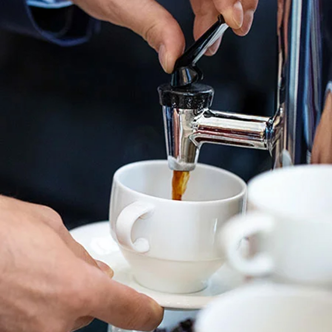 Hombre sirviendo un café americano