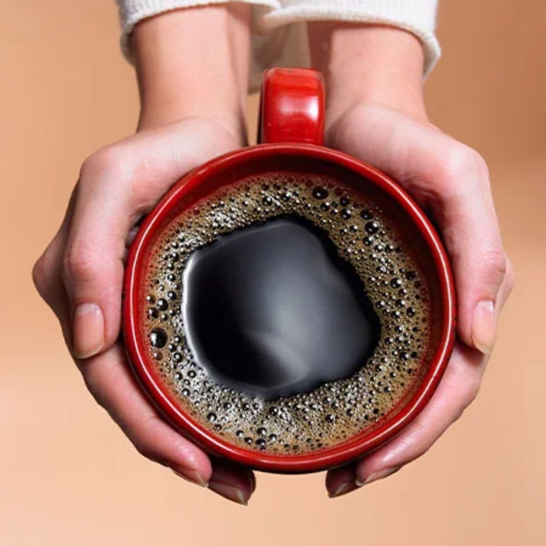 Manos sosteniendo una taza de café