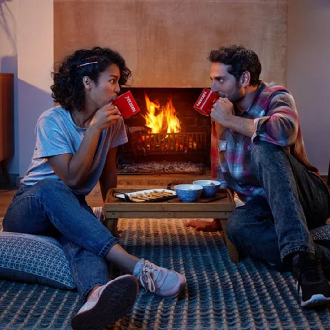 	pareja tomando café