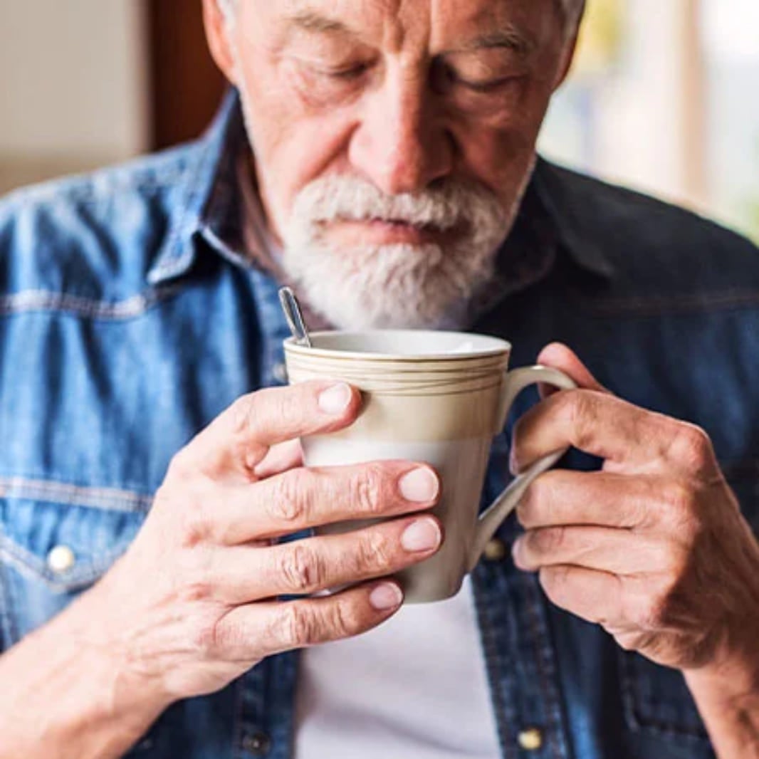 hombre disfrutando de una taza de café 