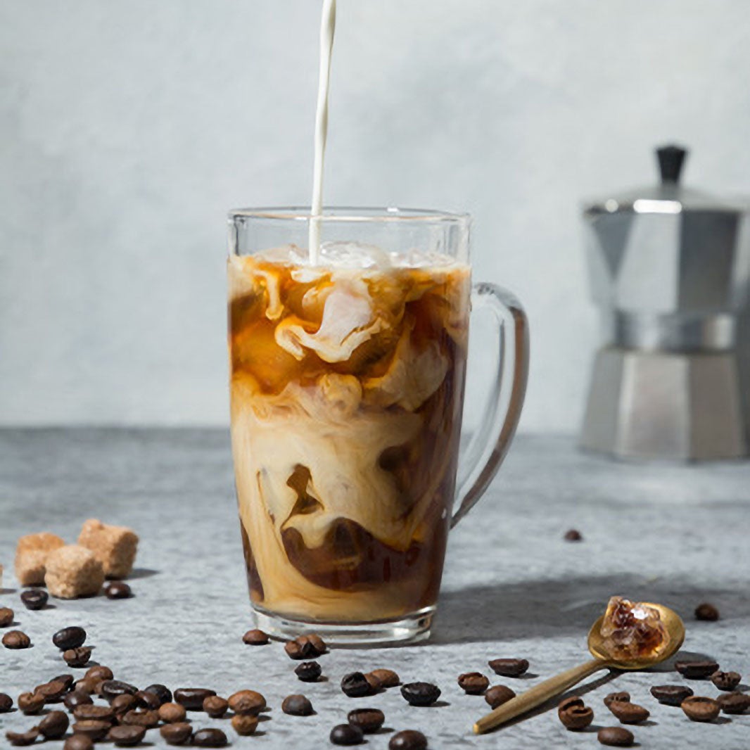 Un granizado de café servido con estilo y con leche