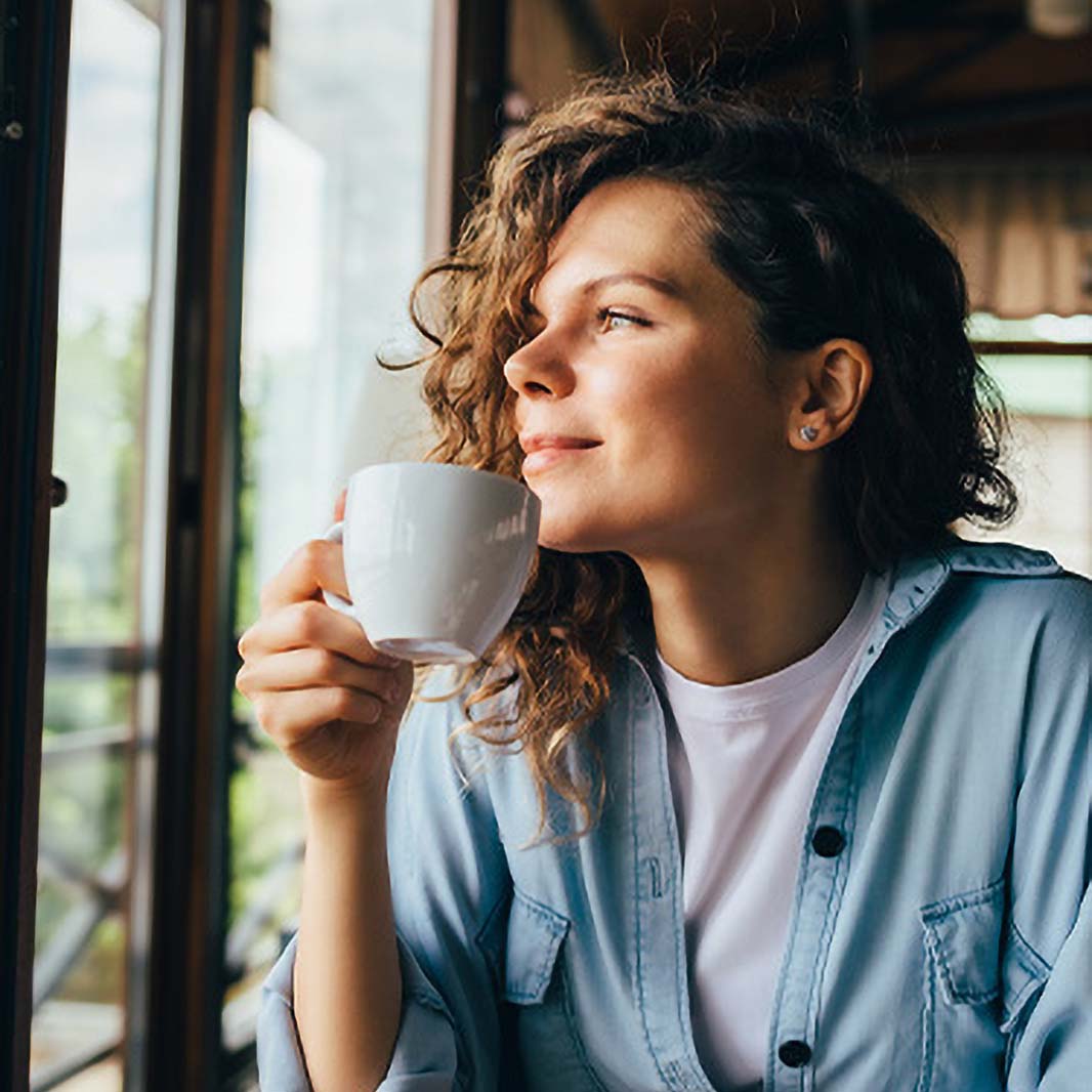 Una mujer tomando un carajillo en la casa después de almuerzo