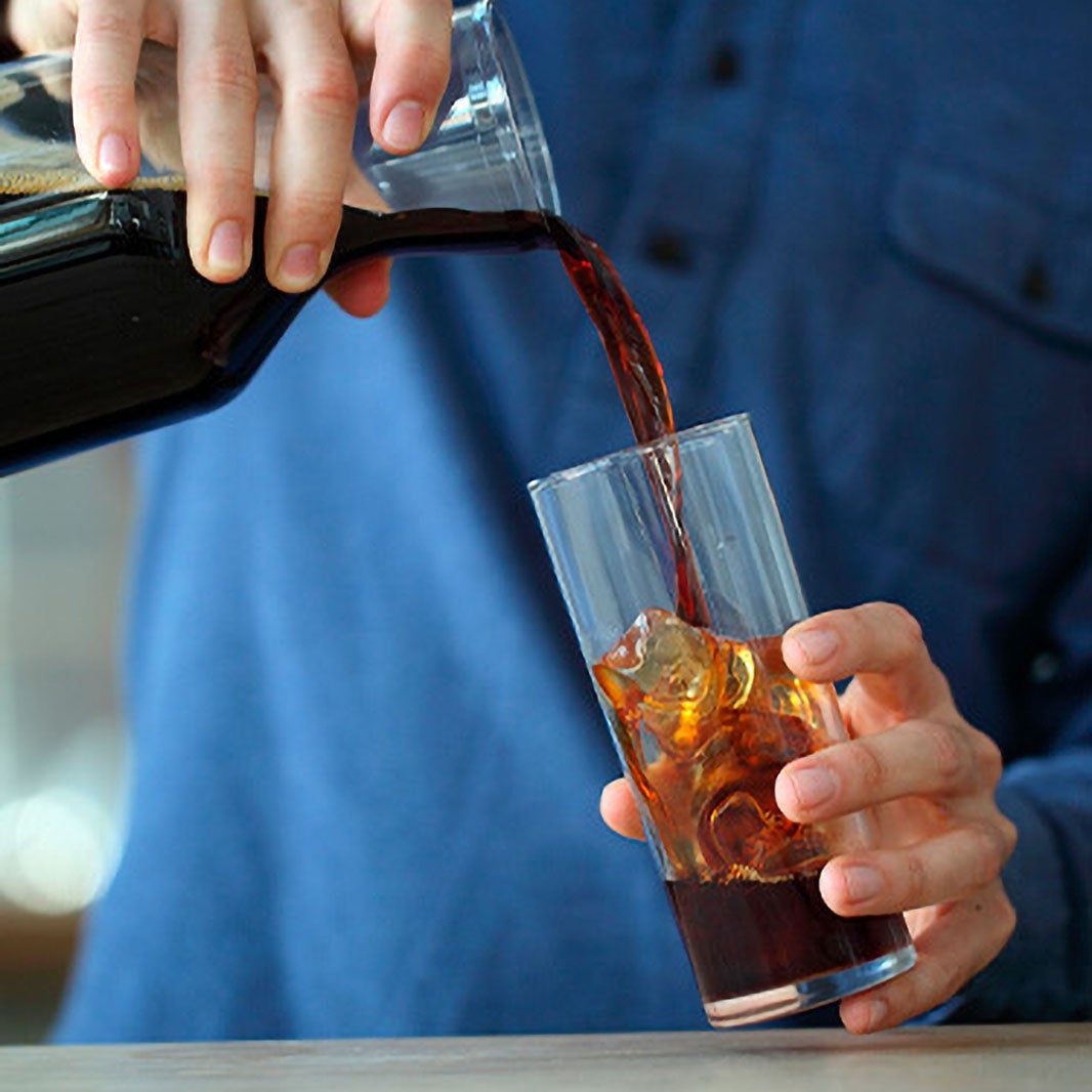 Una persona sirviendo un granizado de café