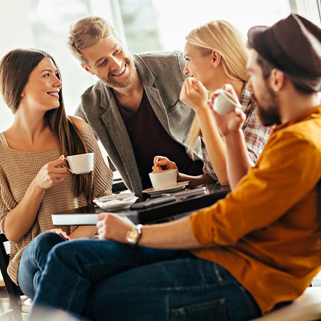 Unas personas reunidas tomando un carajillo en una reunión social