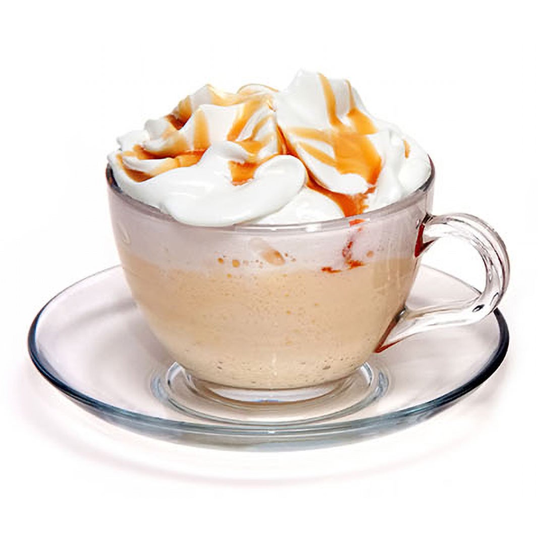 Una taza de café dalgona decorado con sirope de caramelo encima