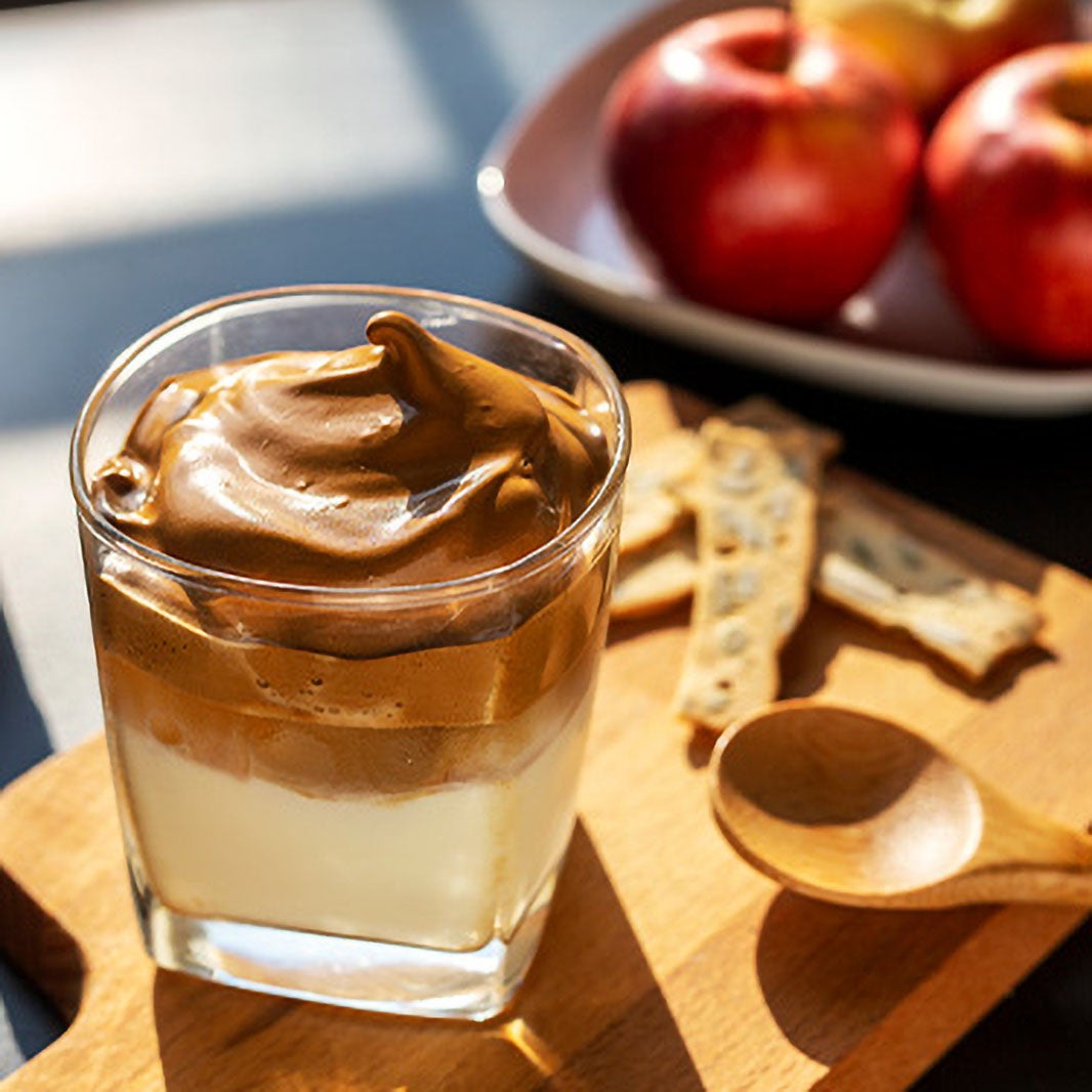 Un vaso de café dalgona para un postre después del almuerzo