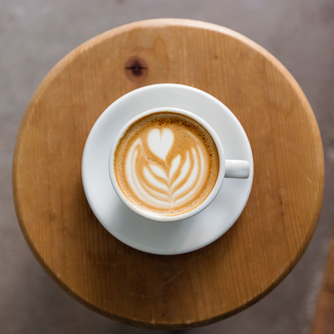 Un café au lait para estudiar con un plato de madera
