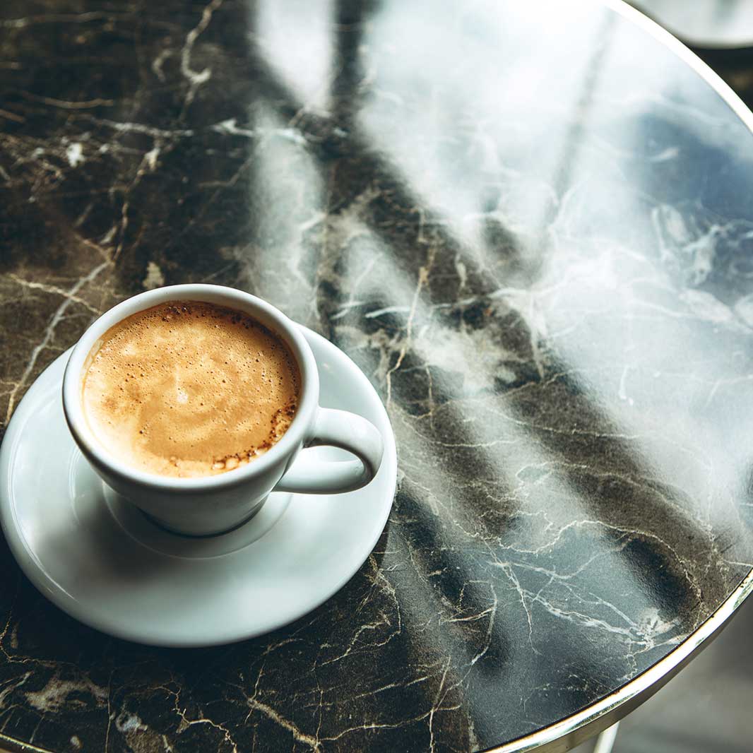 Un café con sal en una mesa listo para ser consumido