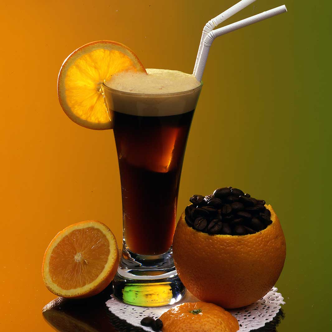 Un coctel de café cítrico con naranja sin alcohol