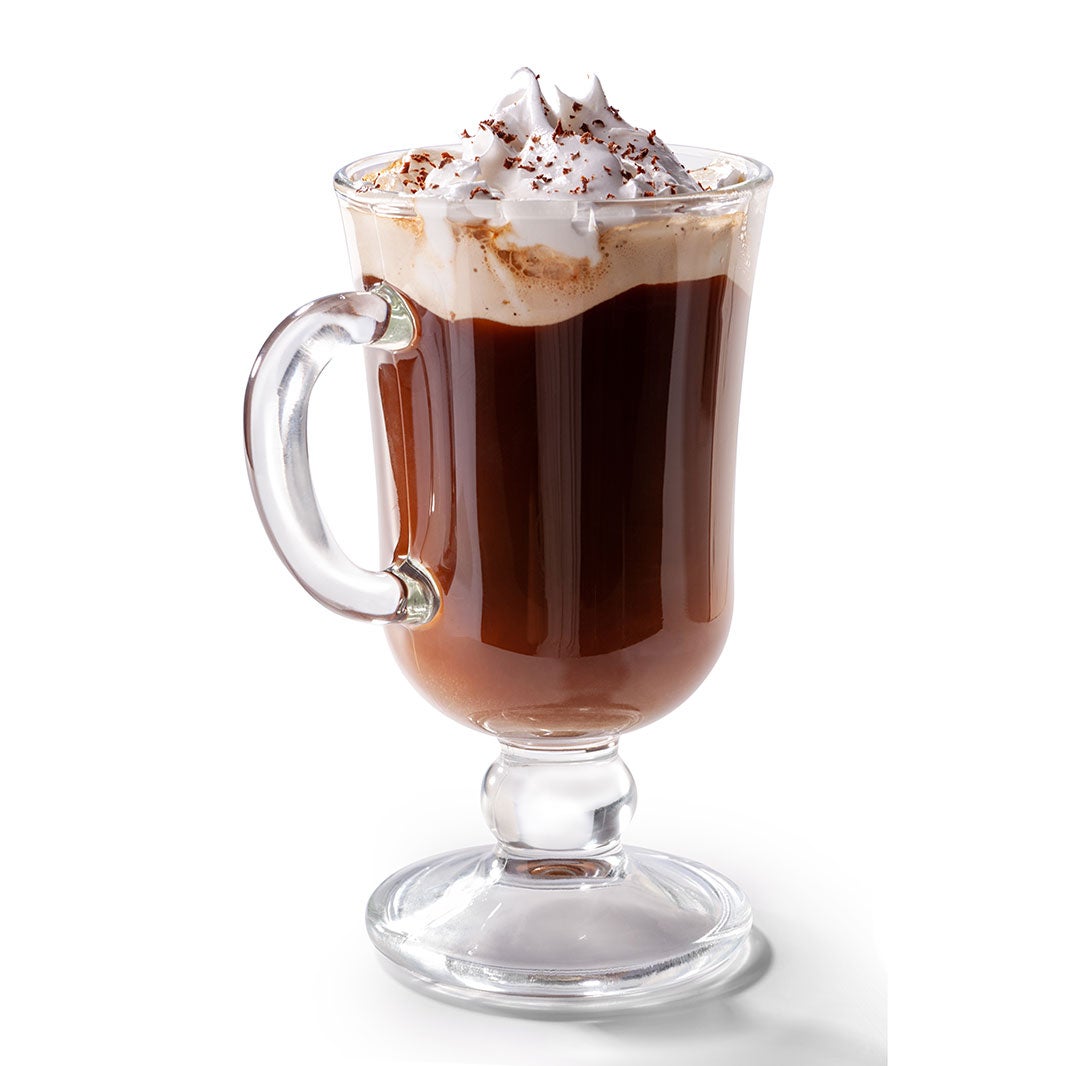 Un coctel de café sin alcohol con crema batida encima