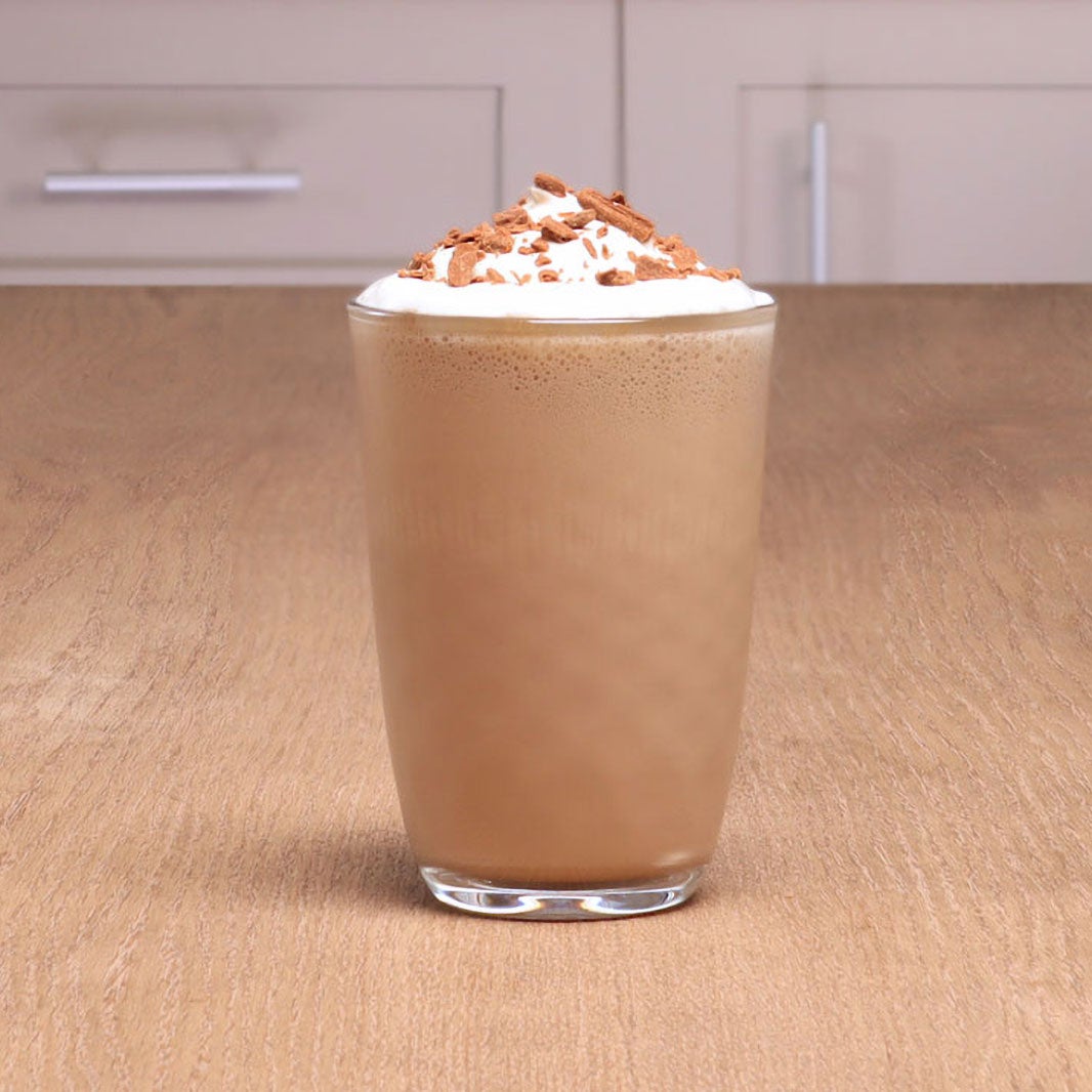 Un frappé, opción ideal de un coctel de café sin alcohol con crema y cacao encima