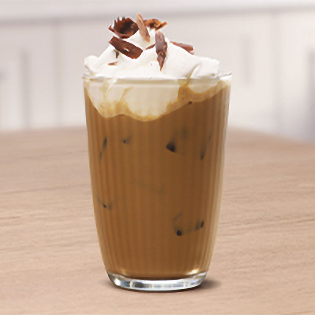 Una licuadora con un frappuccino en preparación 