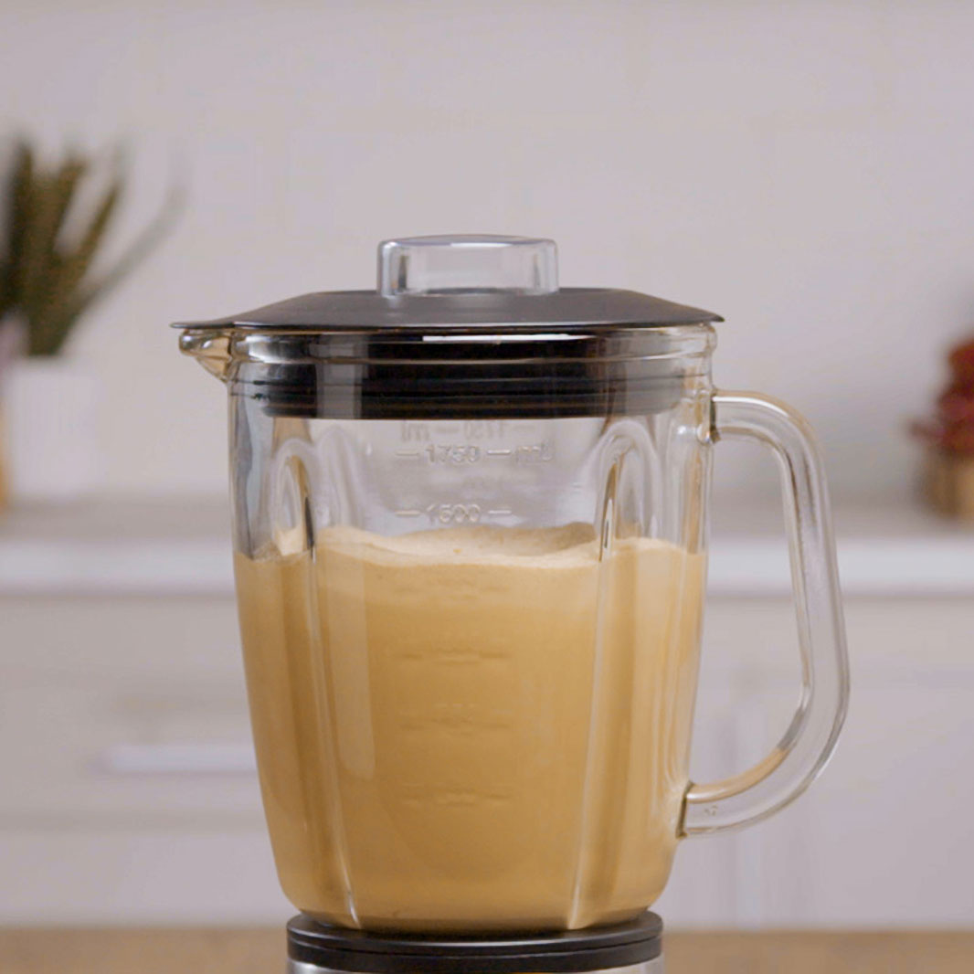 Una licuadora con un frappé en preparación con NESCAFE