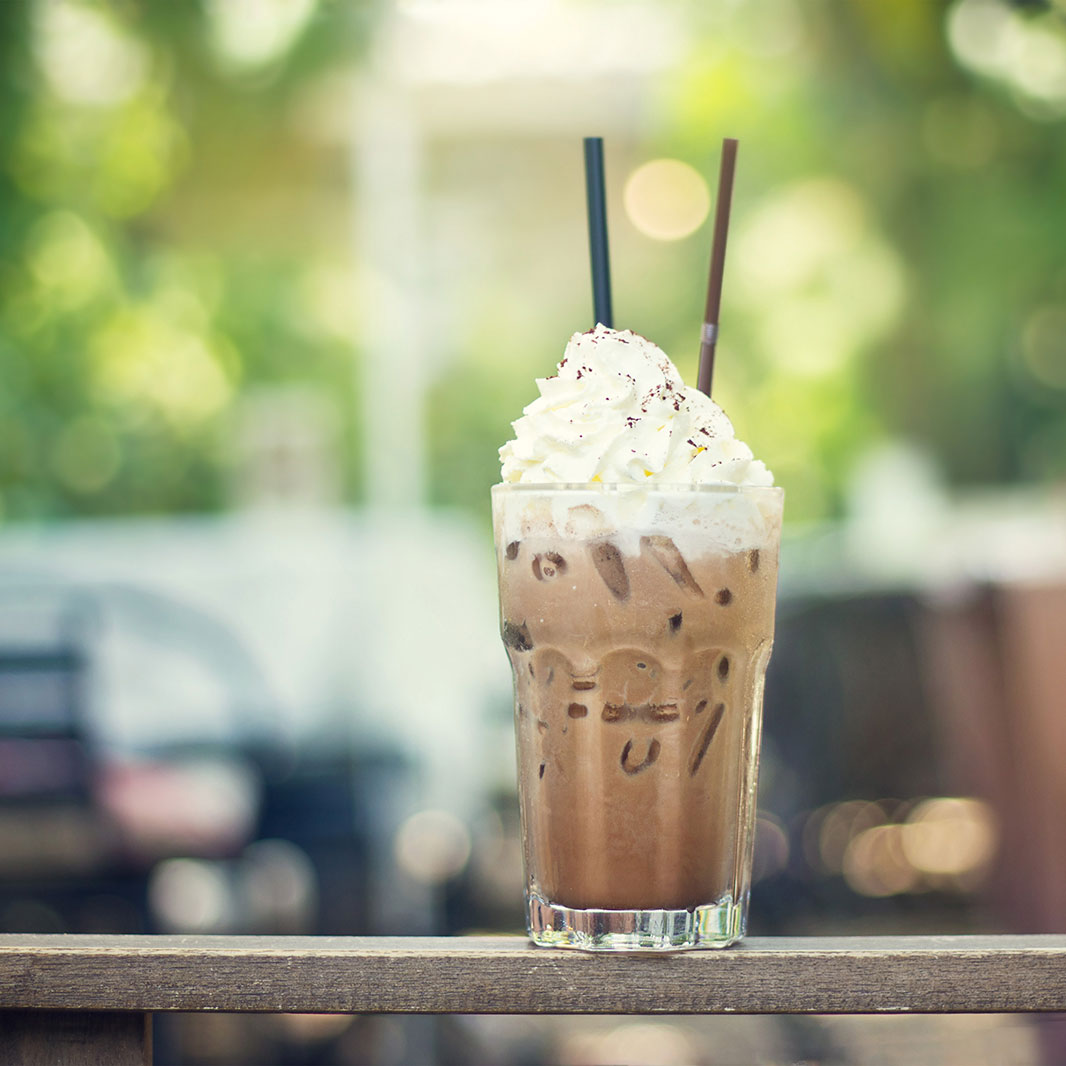 Una malteada de café como sobremesa después de un postre