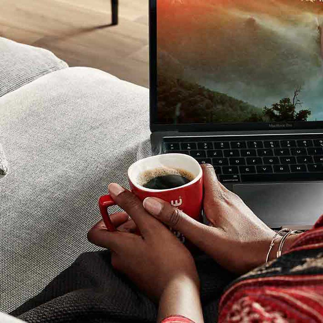 Una persona disfrutando de un café con sal en su momento de relajación