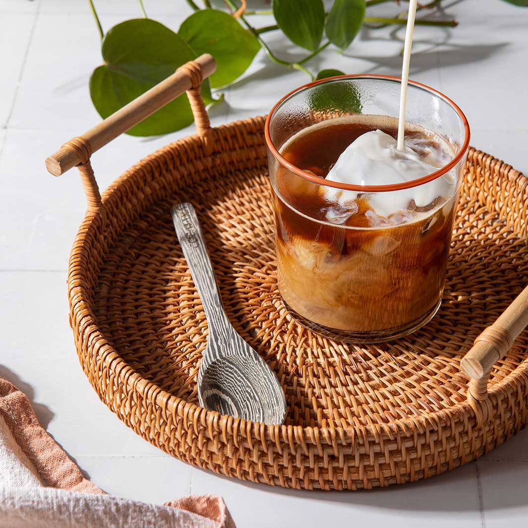 Una persona preparando un café bombón con en una terraza