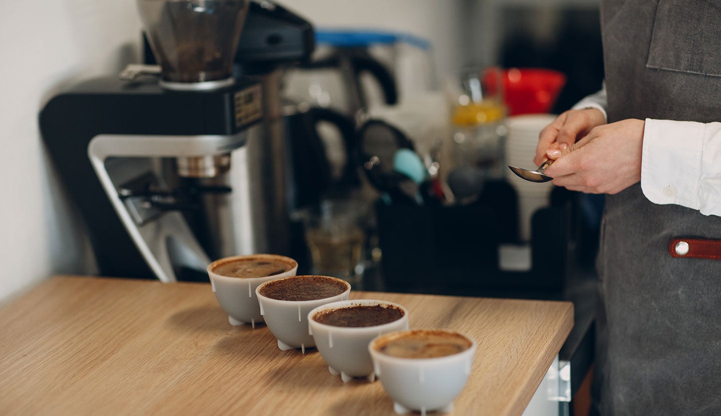 Una persona preparando diferentes tipos de café con sal