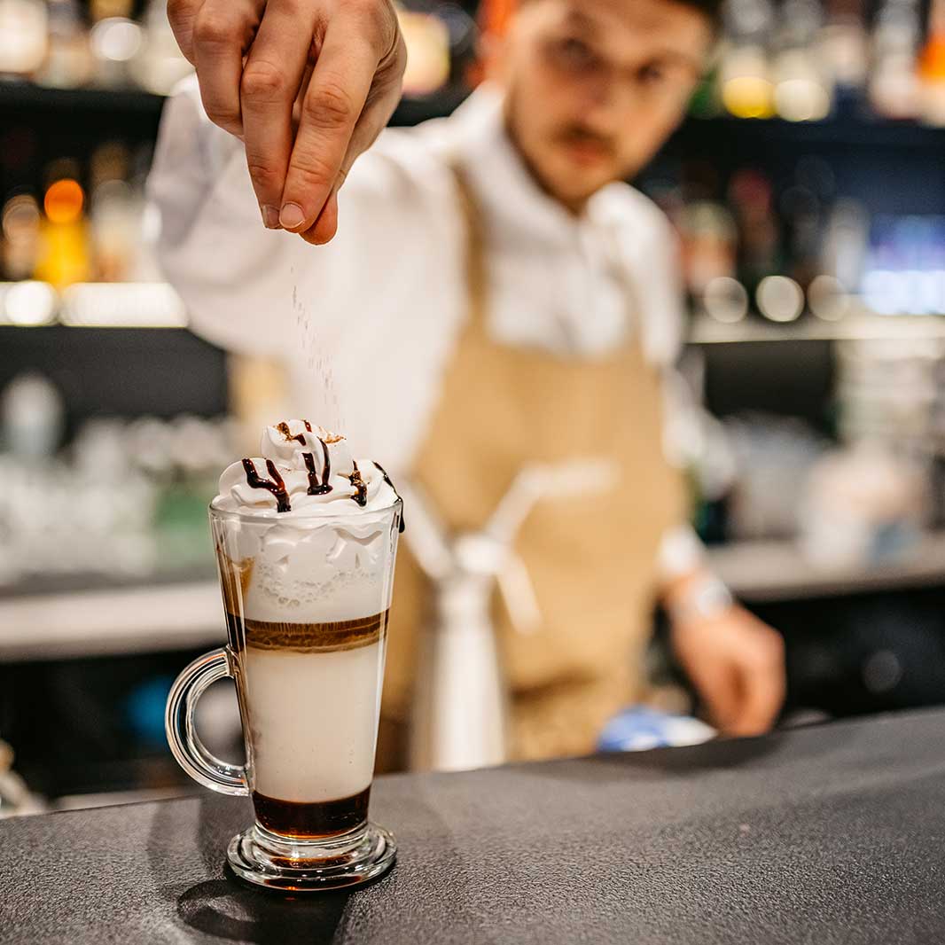 Una licuadora con un frappuccino en preparación 