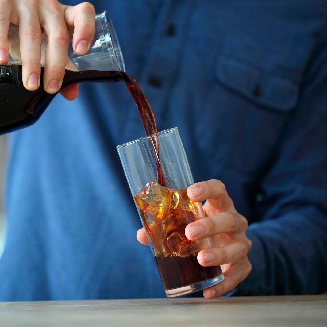 Una persona sirviendo un granizado de café para estudiar