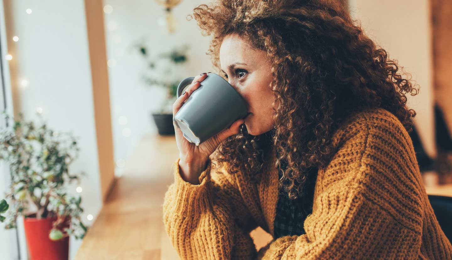 Una chica tomando un carajillo a mitad de la tarde